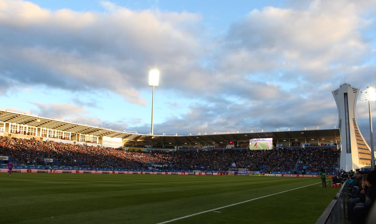 Montreal Impact - Stade Saputo. Con una inversión aproximada de $50 millones, la construcción fue financiada por privados, mientras que las renovaciones corrieron por cuenta la provincia de Quebec. El estadio tiene espacio para 20.341 espectadores, cuenta con césped natural y fue reinaugurado el 16 de junio de 2013.