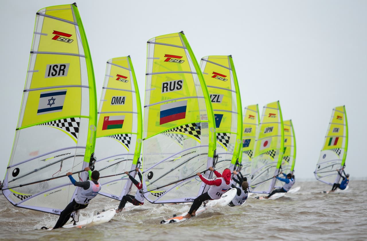 Aparecen, desde la izquierda, Tomer Vardimon de Israel, Mohammed Nabil Al Balushi de Omán, el ruso Egor Zhilin, de Nueva Zelanda Max Van Der Zalm, de Australia Alex Halank en el windsurf.