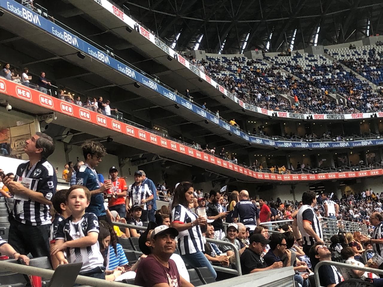 Comienza a anochecer en la sultana del norte y la gente empieza a llegar al gigante de acero.