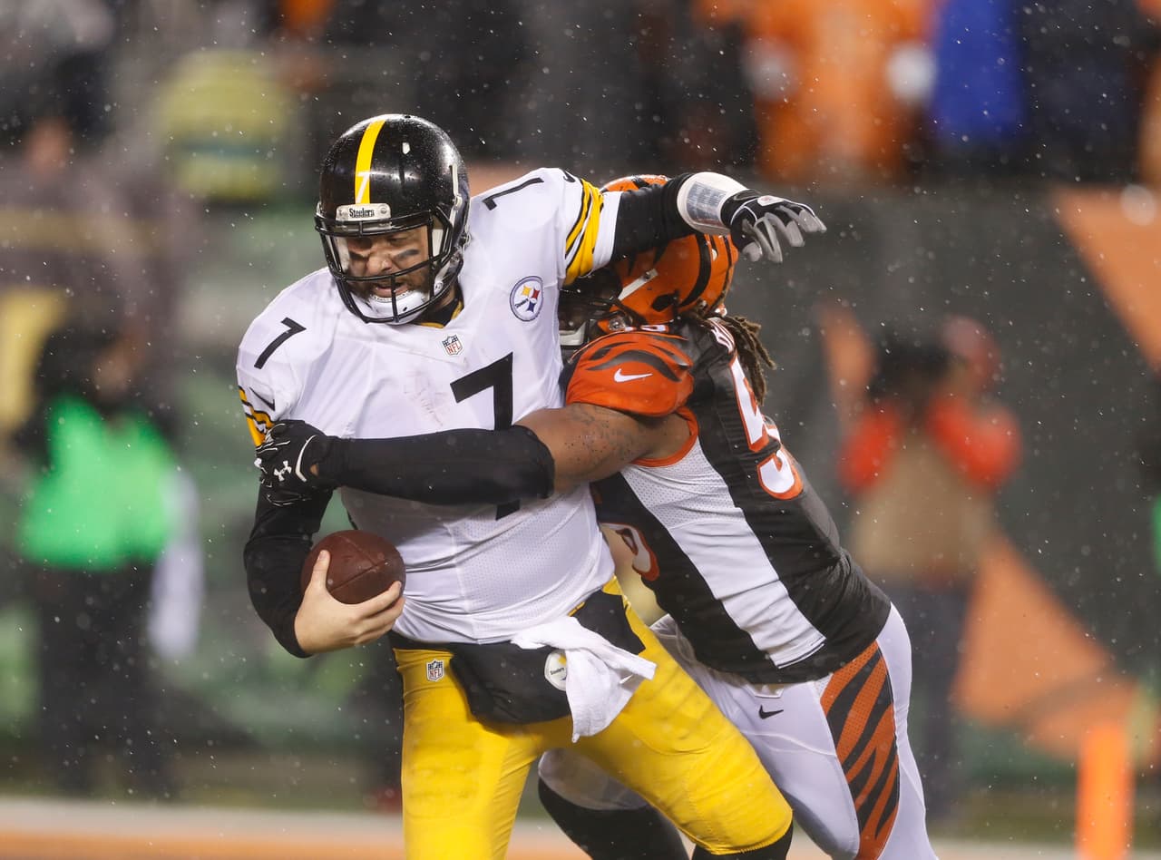 5 BEN ROETHLISBERGER – Pittsburgh Steelers. Sus números contra los Bengals no son espectaculares, el mérito es regresar cuando su equipo lo necesitaba a pesar de la lesión en el hombro derecho. Encabezó la ofensiva del triunfo con pases y cortos certeros que mantuvieron el ataque hasta ganar.