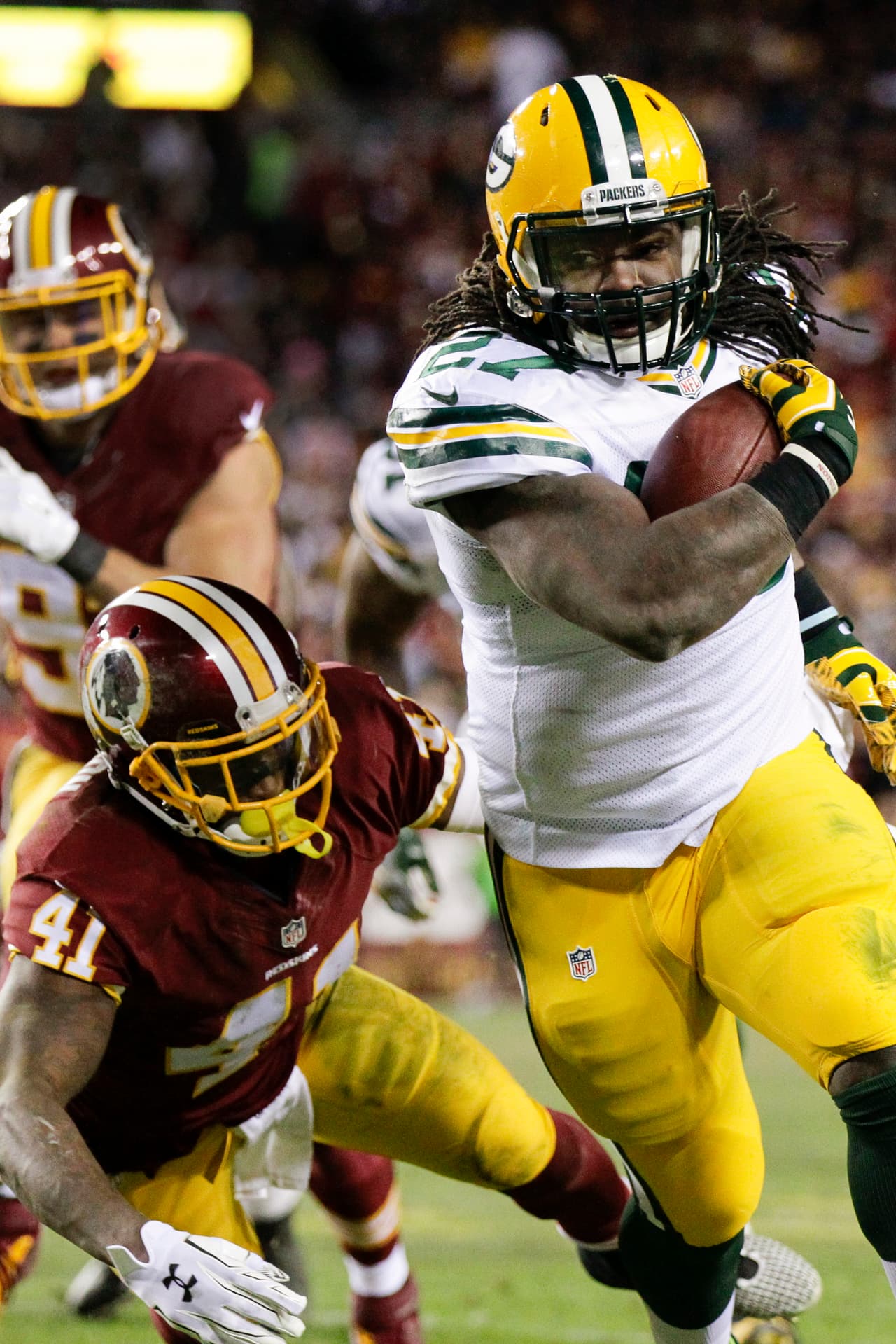 10 EDDIE LACY – Green Bay Packers. Entra al Top Ten como representante del ataque terrestre de los Packers que generó 142 yardas con 2 touchdowns contra Washington. Lacy tuvo 63 yardas y un TD, mientras James Starks registró 53 yardas con un TD, ambos en 12 acarreos.