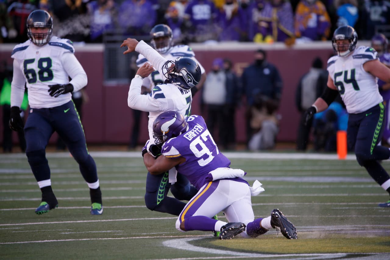 8 EVERSON GRIFFEN – Minnesota Vikings. La defensiva de los Vikings dejó a Russell Wilson en apenas el 50 por ciento de pases completos, 142 yardas y le interceptó un pase. Griffen lo capturó una vez y contribuyó con 6 tackleadas.