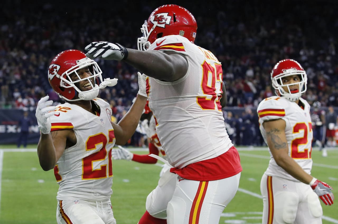 6 ALLEN BAILEY – Kansas City Chiefs. La defensiva de los Chiefs limitó en 226 yardas a Houston, le interceptó 4 pases a Brian Hoyer y realizó 3 capturas, dos de ellas por parte del ala defensivo Bailey quien, además, hizo 4 tackleadas y forzó 2 balones sueltos.