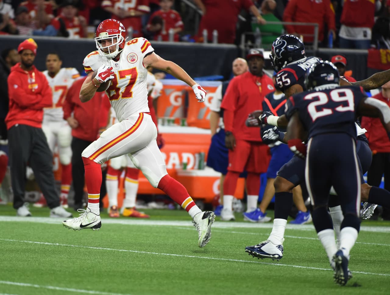 3 TRAVIS KELCE – Kansas City Chiefs. En caso de que Jeremy Maclin no pueda continuar por la lesión en la rodilla derecha, los Chiefs cuentan con el seguro ala cerrada Travis Kelce. Contra Houston tuvo 8 recepciones para 128 yardas.