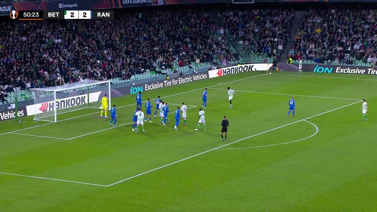 ¡CERCA! Assane Diao disparó que se estrella en el poste.