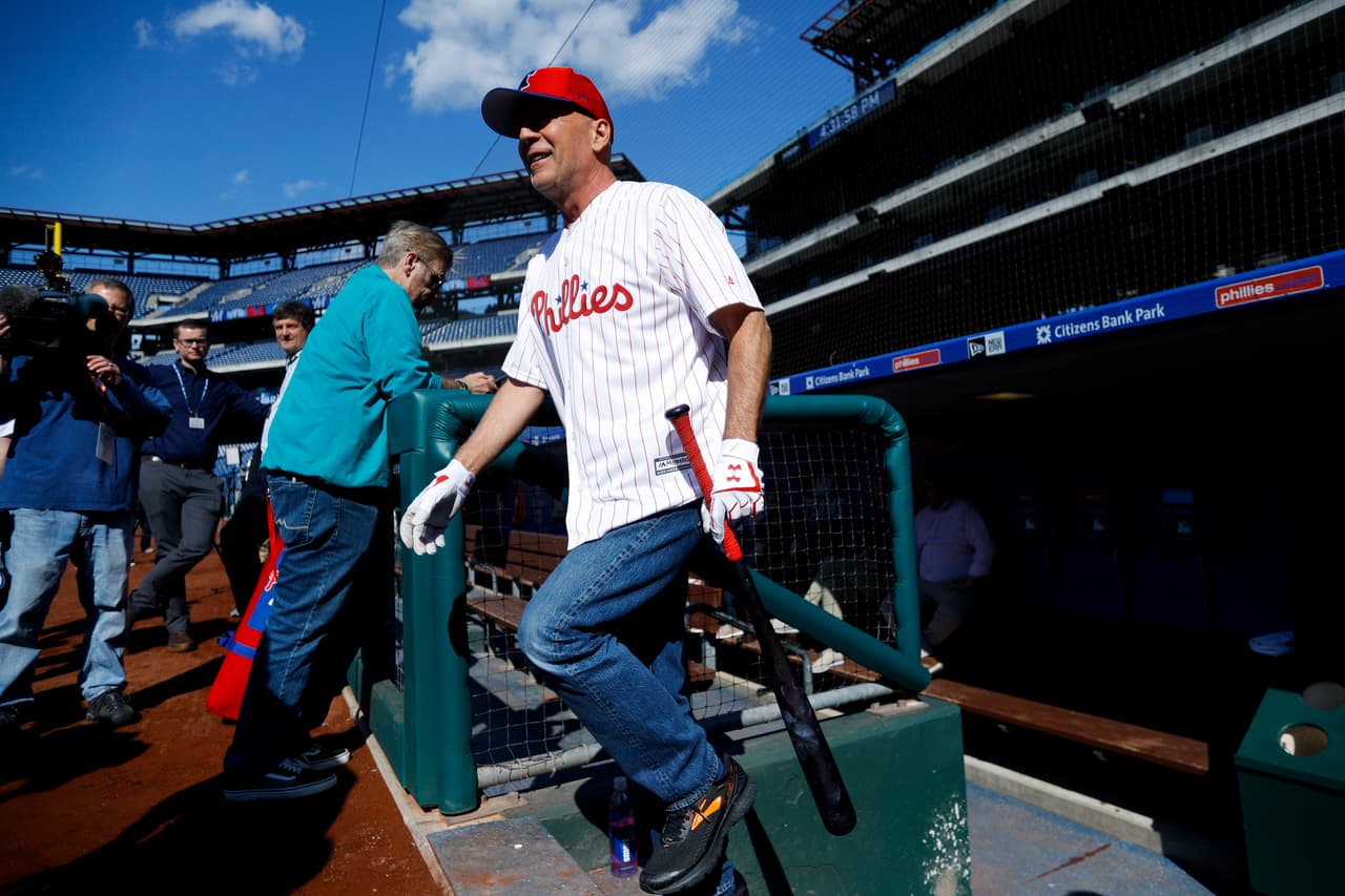 Bruce Willis, de 64 años y recordado por su papel en 'Duro de matar' entre otros filmes, vivió un gran ridículo en el lanzamiento previo al juego de Philadelphia Phillies y Milwaukee Brewers, cuando la bola ni siquiera llegó al receptor, lo que causó el abucheo del estadio, a pesar del buen ánimo del actor en medio del incidente.