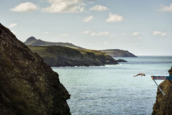 Blake Aldridge del Reino Unido se lanza desde la plataforma de 27 metros en la laguna azul durante la sexta parada del Red Bull Cliff Diving World Series.
