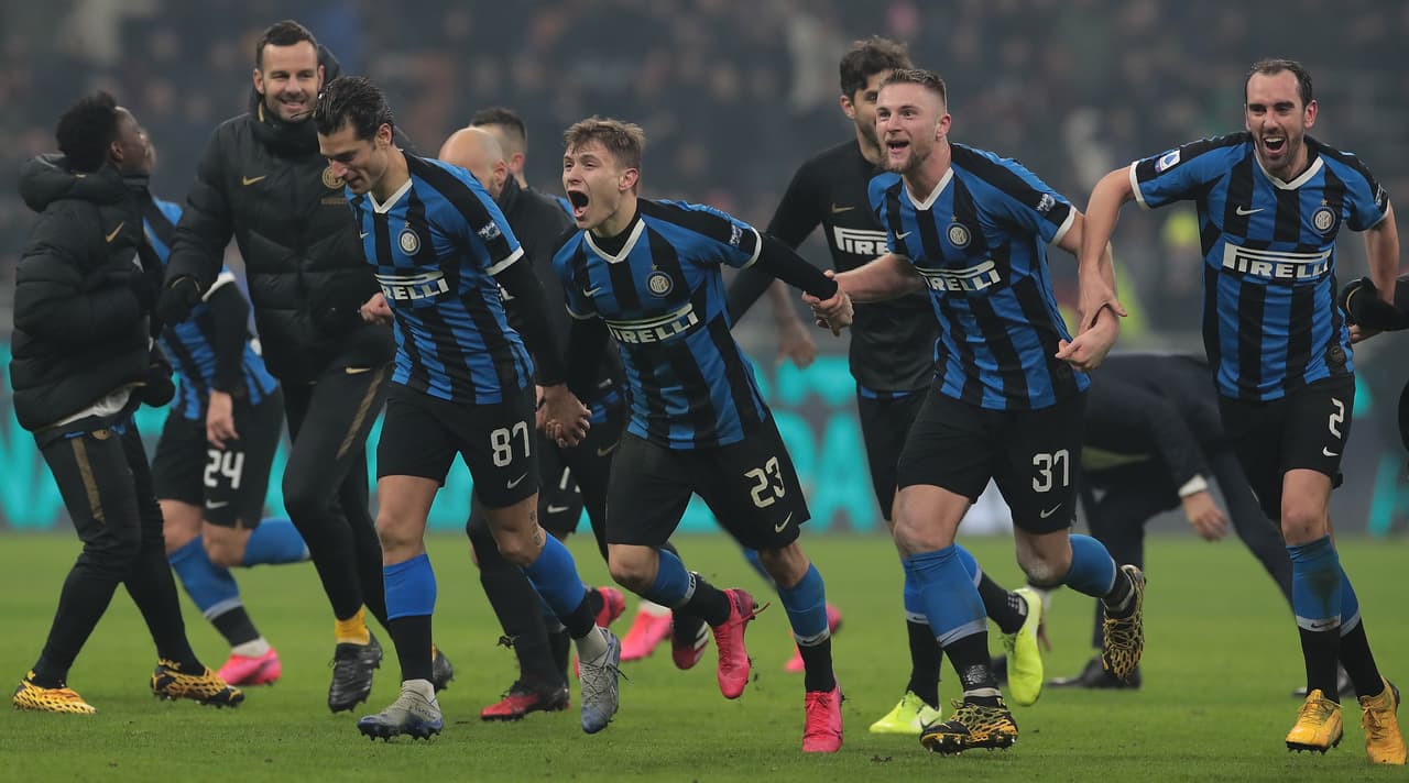 El FC Internazionale celebró la victoria en el clásico italiano ante AC Milan en el Estadio Giuseppe Meazza.