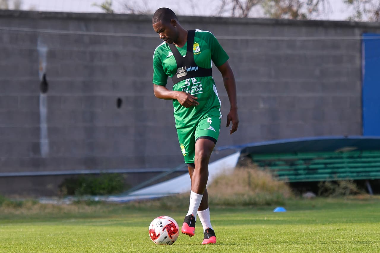 No había con quién bromear, pero estuvieron siempre con su mejor amigo: el balón.