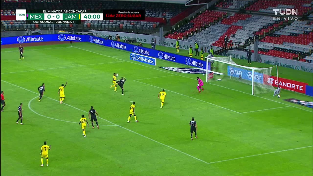 ¡TIRO ATAJADO! disparo por Luis Romo.