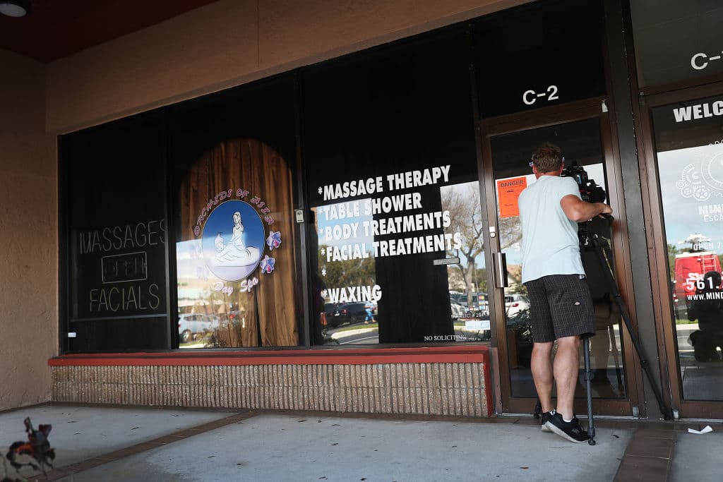 Los curiosos y los fanáticos de equipos rivales a los Patriots querían conocer algo más del lugar que permanece cerrado por la investigación policíaca.