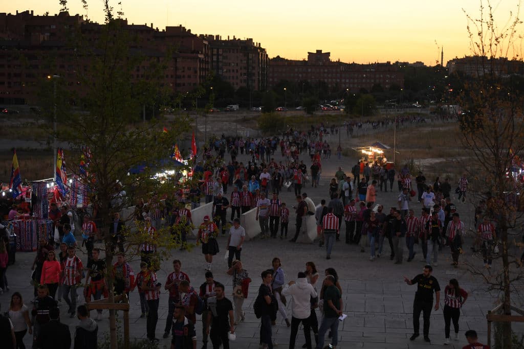 Una distancia aproximada de 16 kilómetros separa al Vicente Calderón del Wanda Metropolitano, un cambio de hábitos que generó en la afición rojiblanca pero que lo ha tomado bien.