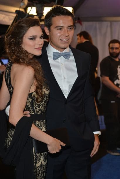 Aquí el 'Cubo' y su novia posan para la prensa.