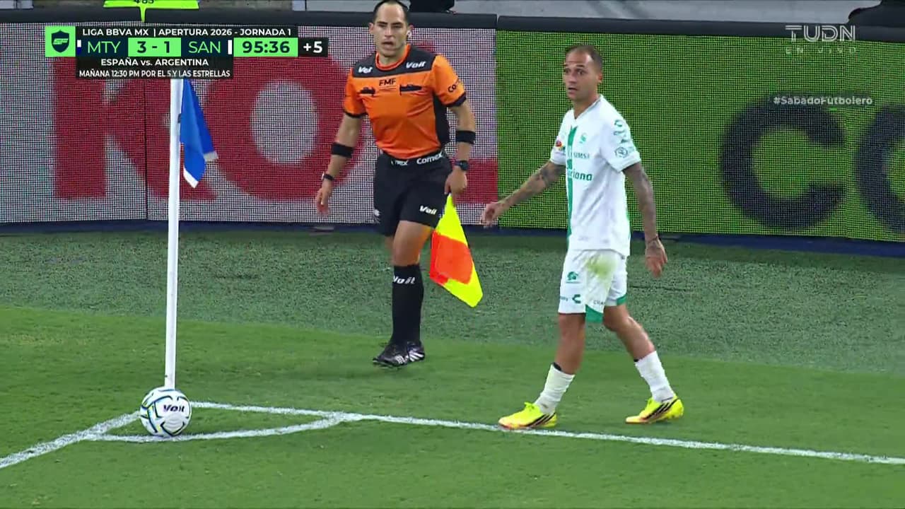 ¡GOL!  anota para Santos Laguna. Eduardo Aguirre