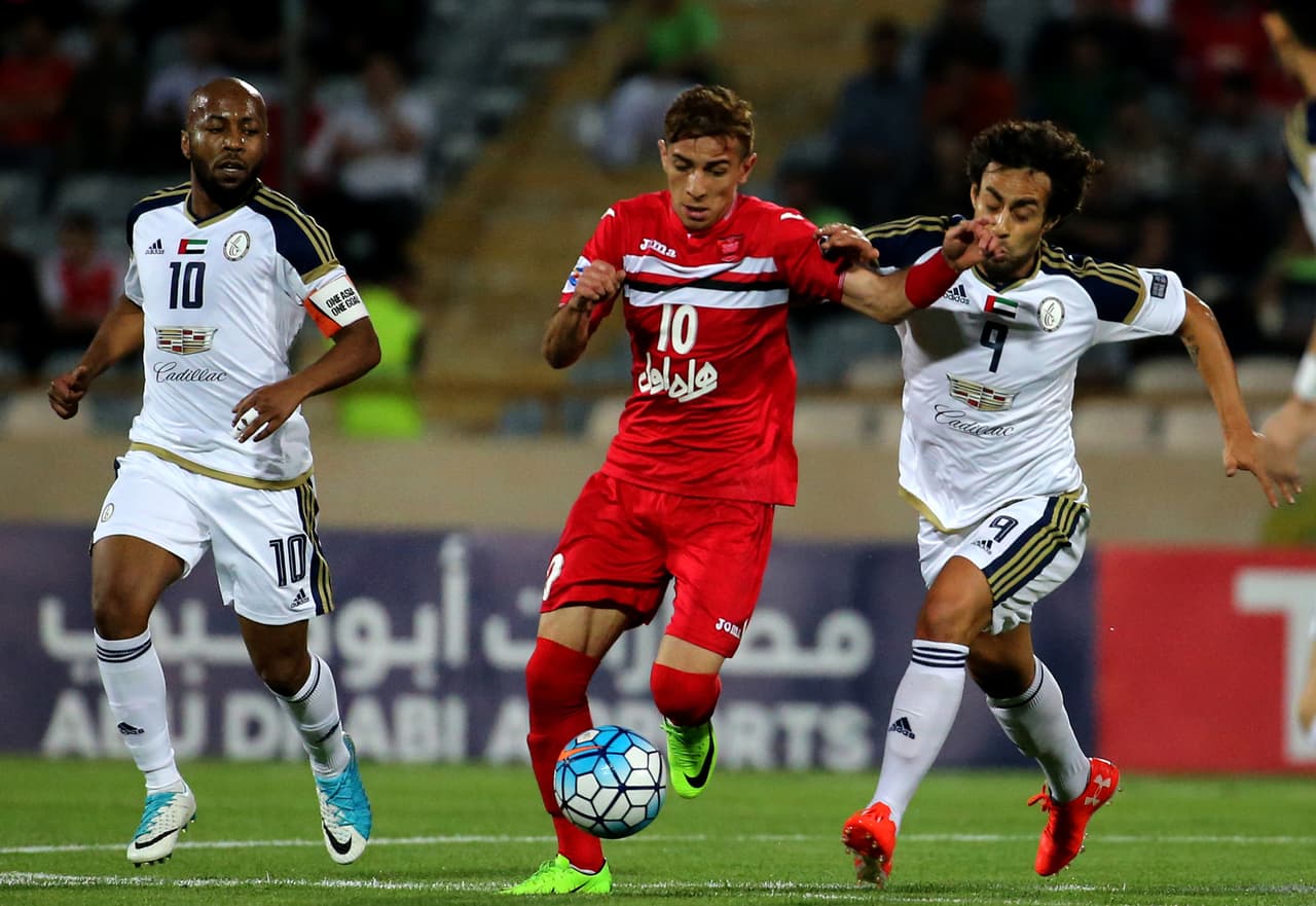 Queiroz defendió a Irán de los ataques de la prensa internacional argumentando que la liga iraní no gasta los petrodólares de las ligas de Catar y Emiratos Árabes Unidos (en la foto aparece Jorge Valdivia, del Al-Wahda de EAU jugando contra el Persépolis de Teherán).
