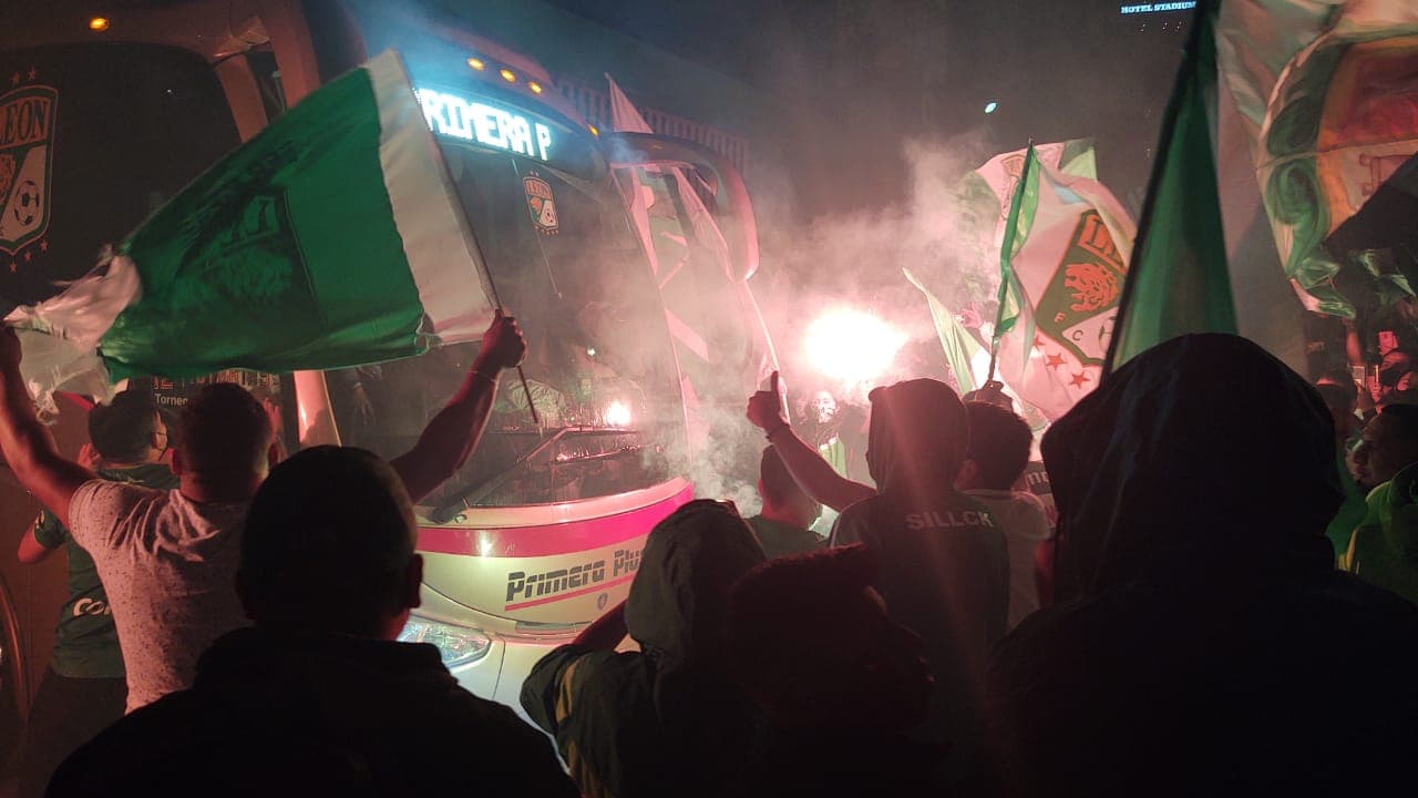 Así festejaron en León el pase a la Final del Guard1anes 2020 | La afición no se midió en la celebración tras la victoria sobre las Chivas. ¿Será que ya esperan al Cruz Azul en la Final?