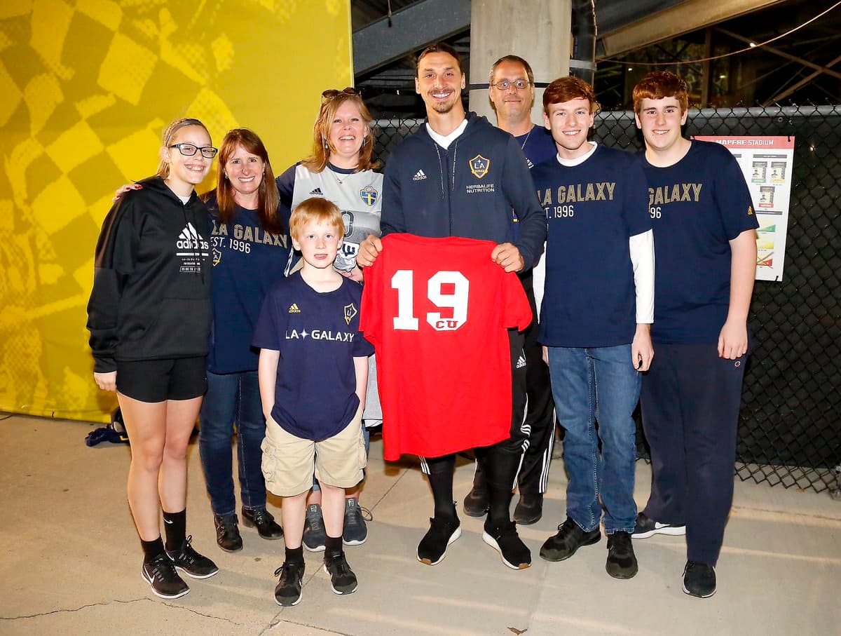 Zlatan Ibrahimovic e integrantes de la familia Ungaro.