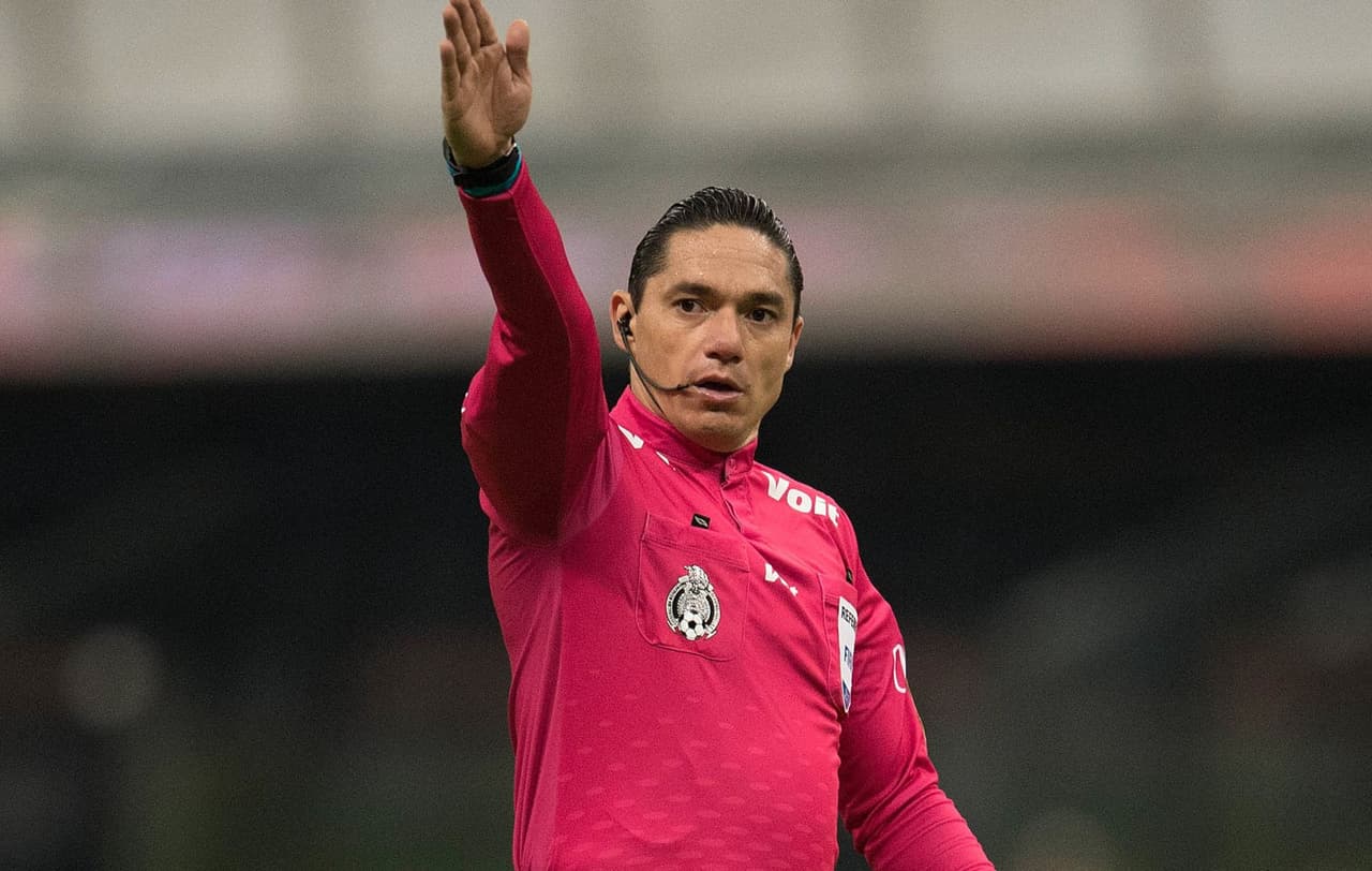 Macías se hizo así protagonista del juego luego de marcar un penalti que generó polémica.