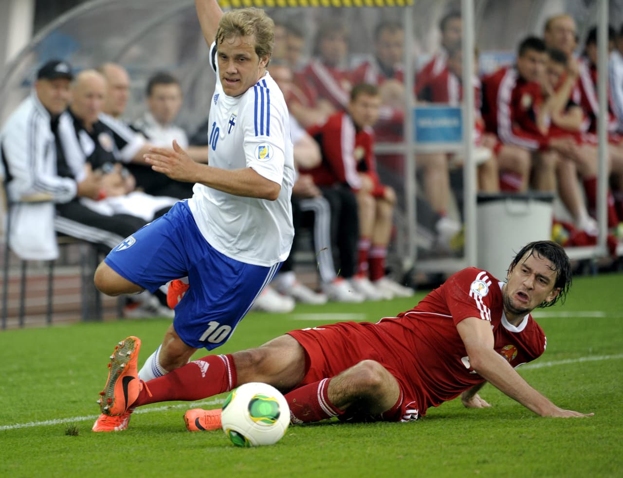 Con el primer equipo debutó ante el racing de Santander; 27 minutos y muy poco de Pukki.