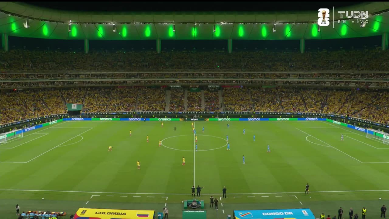 Arranca el partido y la pelota está en juego.