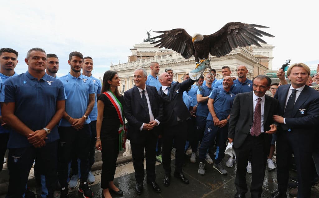 Los jugadores de la Lazio fueron recibidos en el Capitolio por la alcaldesa de la ciuda de Roma, la señora Virginia Raggi, para homenajear al equipo de la capital italiana por su éxito del pasado 15 de junio, cuando conquistaron la edición 2019 de la Coppa Italia, al vencer 2-0 al Atalanta y con lo que se clasificaron a la fase de grupos de la UEFA Europa League 2019-20. Además de la alcaldesa Raggi, estuvieron el presidente del equipo, Claudio Lotito, el técnico Simone Inzaghi, y todos los jugadores de la plantilla de las Águilas. Incluso hasta la emplumada mascota estuvo presente.