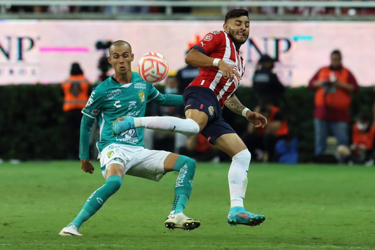 Chivas sigue sin ganar en el Apertura 2022 y ahora fue víctima de un arbitraje muy polémico y con el VAR que de poco ayudó a un partido que terminó con 10 hombres y ante un León que tampoco supo competir en los últimos minutos.