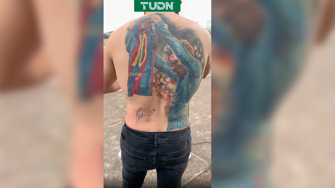 Lionel Messi cumple y firma tatuaje a brasileño