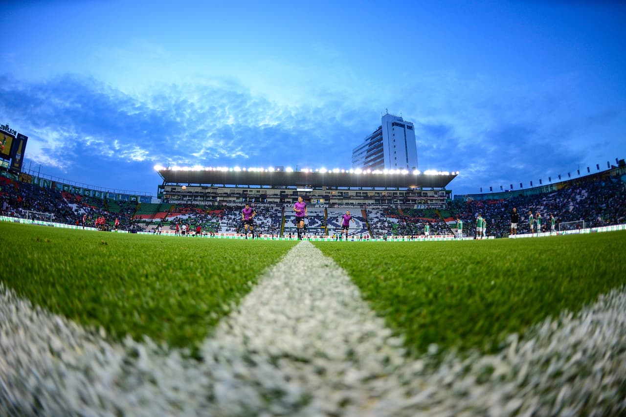 La cancha del Nou Camp estaba en buenas condiciones.
