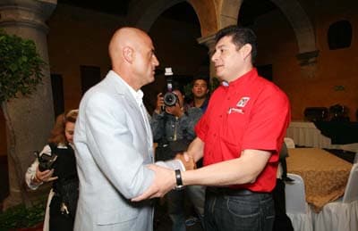 No ajeno a las controversias, Chelis se mostró partidario del P.R.I. en varias ocasiones, asistiendo a eventos de campaña de varios candidatos locales.