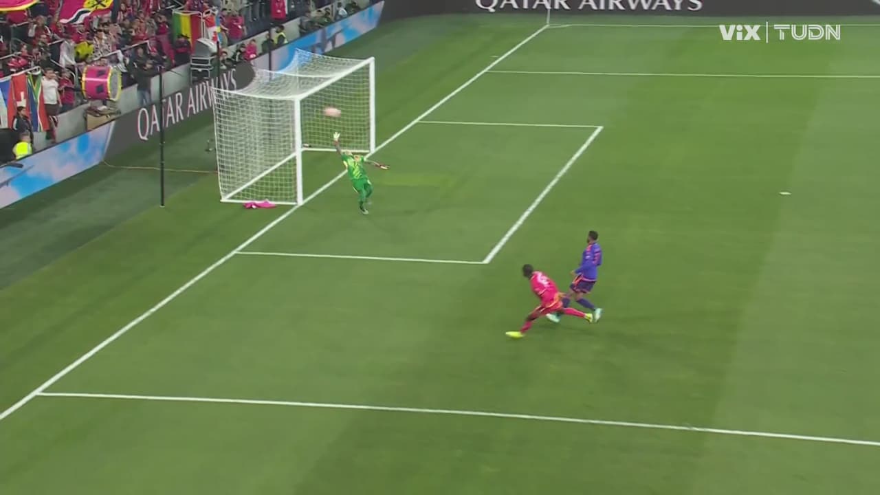 ¡Poste! Adeniran revienta el metal con el zurdazo