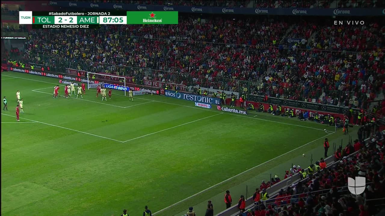 ¡TIRO ATAJADO! disparo por Fernando Navarro.