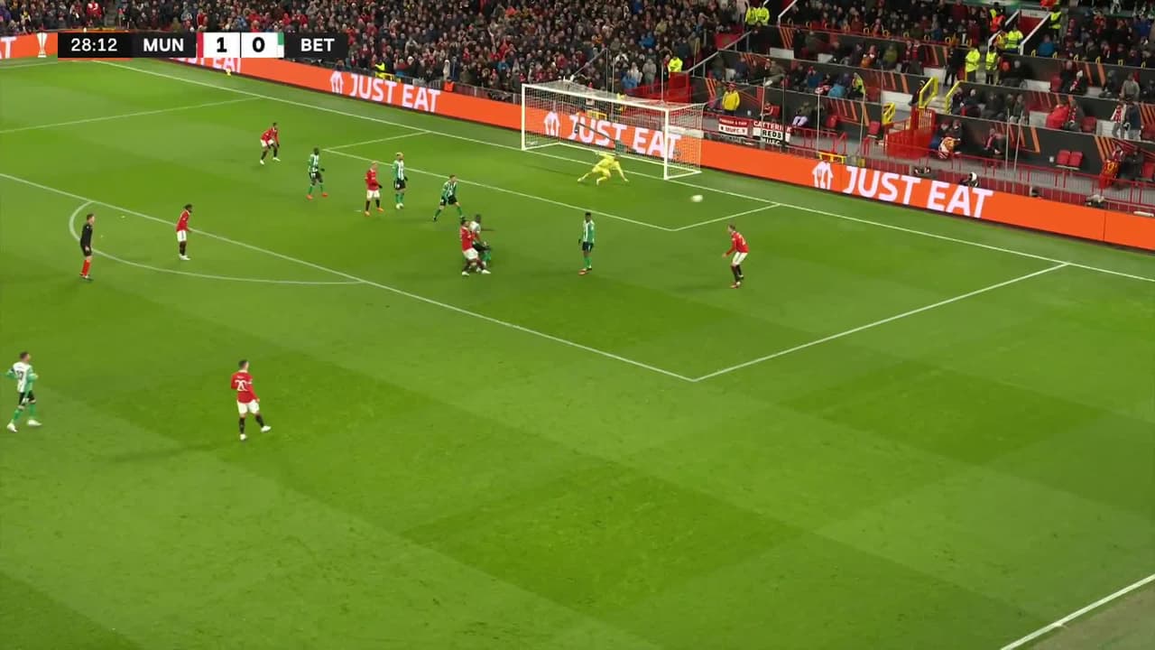 ¡TIRO ATAJADO! disparo por Marcus Rashford.