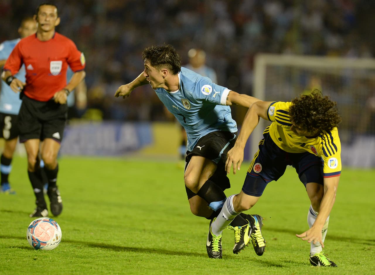 El colombiano Stefan Medina cayó en desgracia con los hinchas de su país luego de un mal debut en su selección contra Uruguay en Montevideo. La derrota hizo que en las redes acabaran con él.