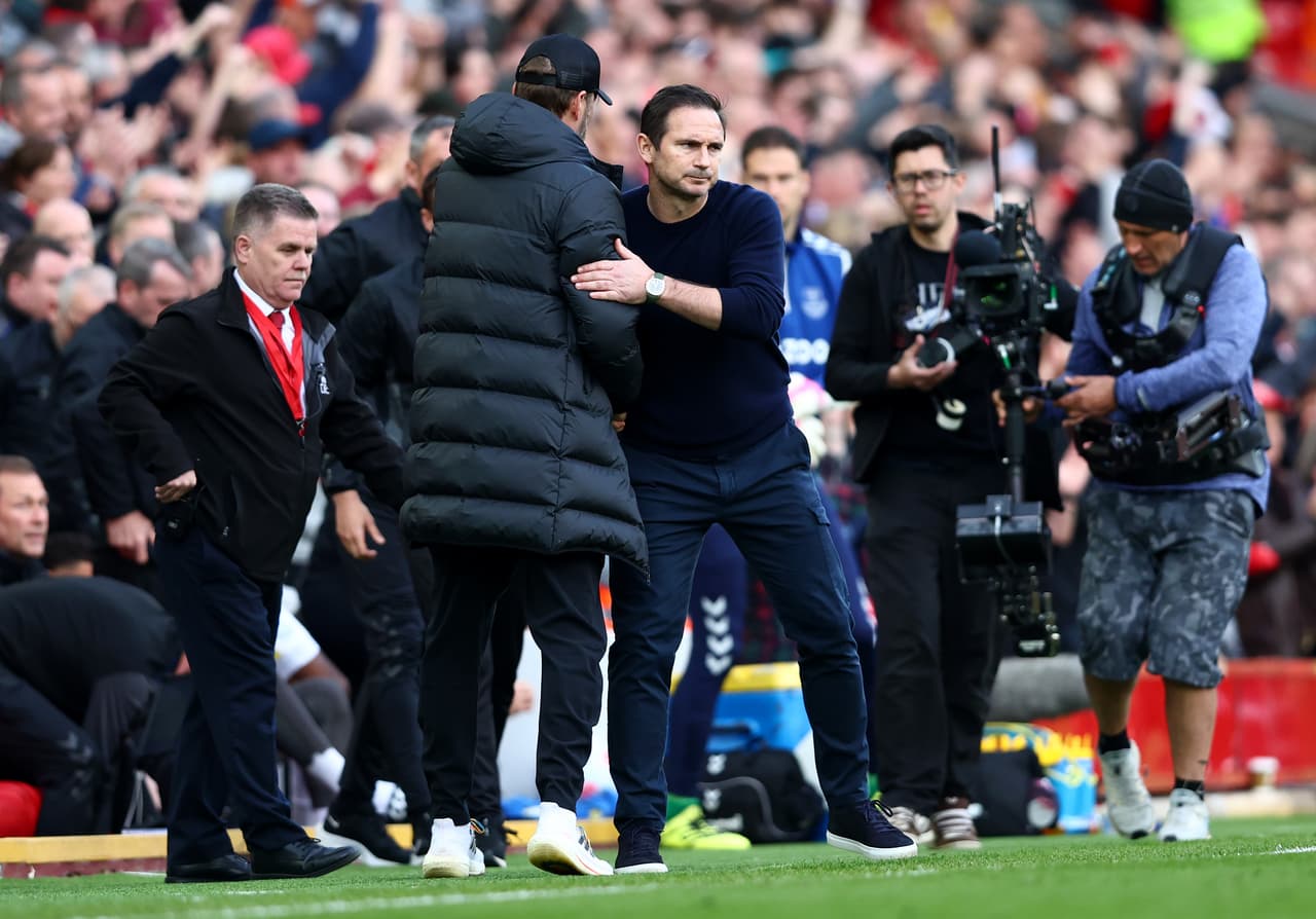 Liverpool derrotó al Everton gracias a los goles de Andrew Robertson y Divock Origi.