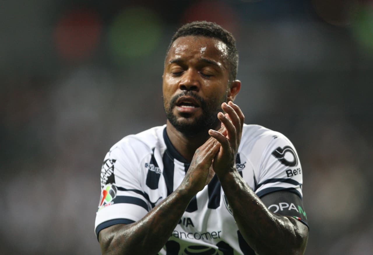 Pero su disparo no fue bien calibrado y se fue por un lado de la portería de los Gallos Blancos que se salvaban en un contragolpe regio.