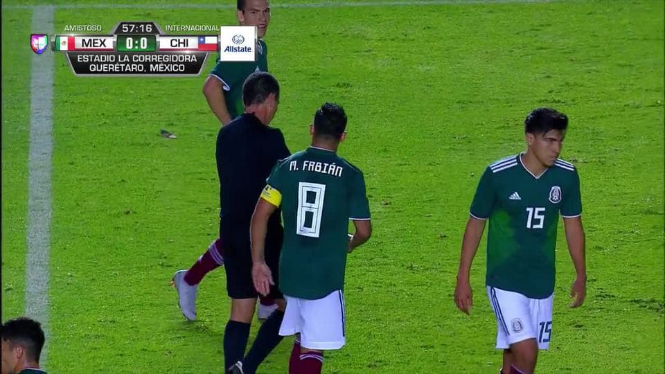 Tarjeta amarilla. El árbitro amonesta a Marco Fabián de Mexico