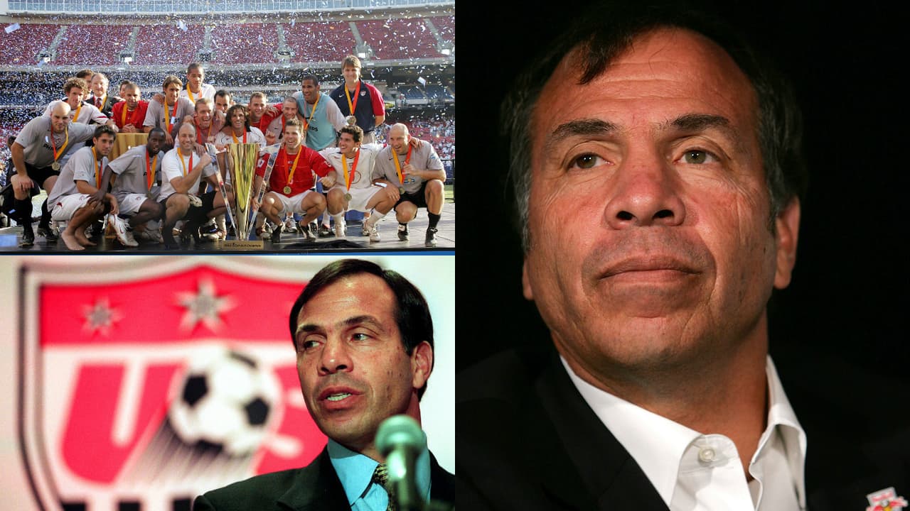 Bruce Arena nació el 21 de septiembre de 1951 en Nueva York, fue jugador de la selección en 1973 en un partido contra Israel y empezó en 1977 su camino como técnico a nivel universitario donde tuvo a jugadores como Claudio Reyna, Tony Meola, Jeff Agoos y John Harkes entre sus pupilos.