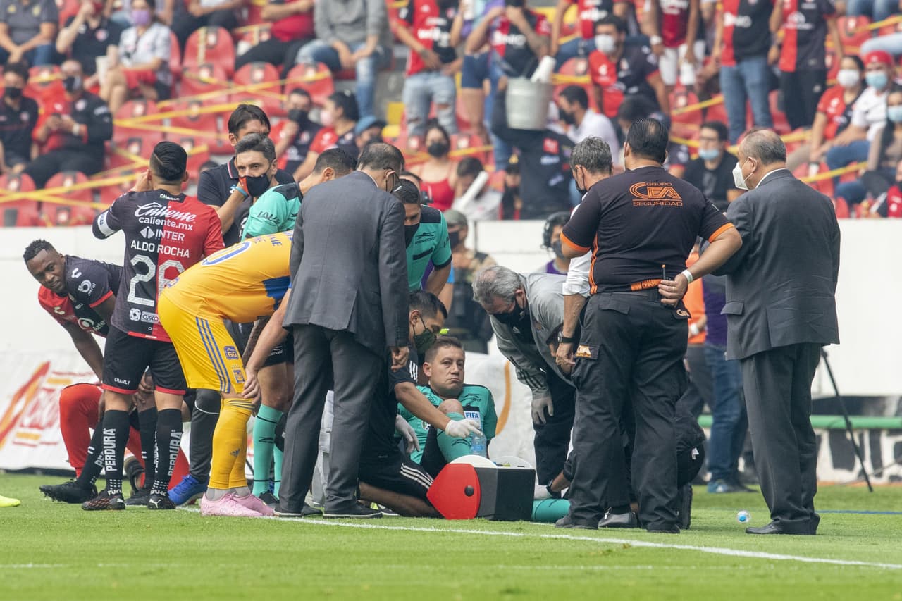 Árbitro asistente se rompe en el Atlas-Tigres y lo sustituyen