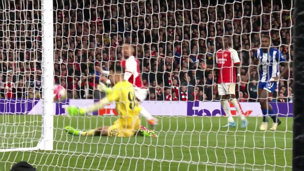 ¡TIRO ATAJADO! disparo por Gabriel Jesus.