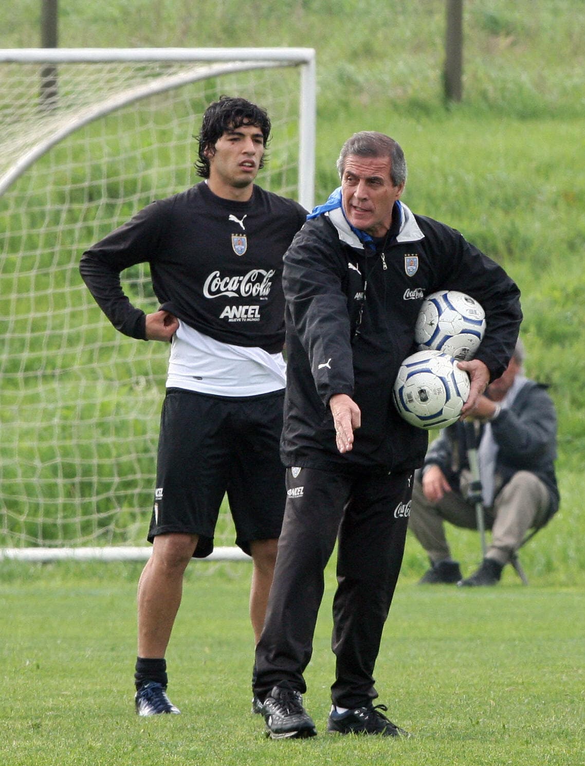 Suárez debutó en 2007 con la Selección de Uruguay, bajo la batuta Óscar Wahington Tabarez, entrenador que vio en el delantero de 22 años una figura en proyección. Jugó 17 partidos de la eliminatoria al Mundial de Sudáfrica 2010.