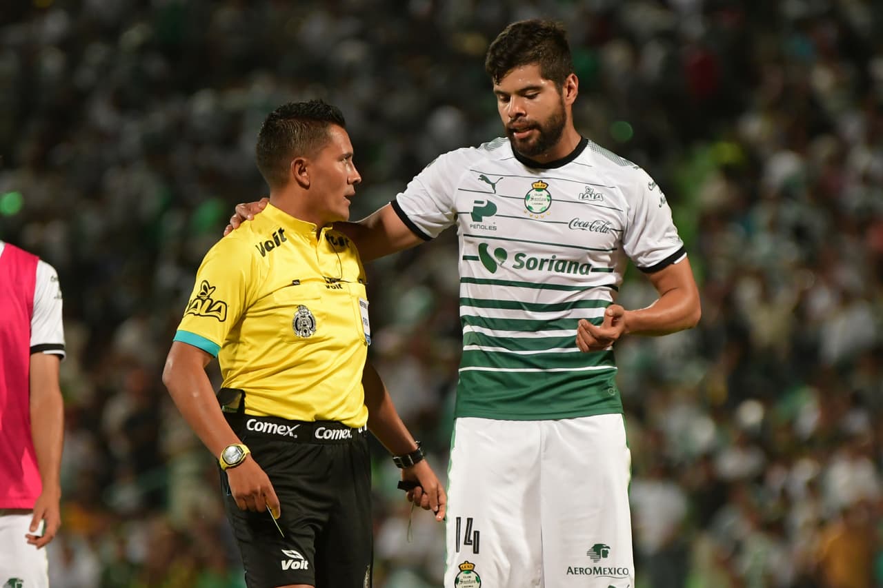 Pese a que Santos ha atajado los rumores sobre la posible salida de Néstor Araujo rumbo a Chivas, estos no paran. El defensa de la Selección Mexicana es uno de los jugadores cotizados por Guadalajara.