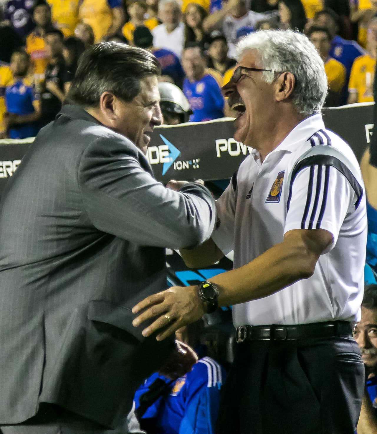 ¿Quién dijo que se habían peleado? El"Piojo" Herrera y "Tuca" Ferreti se funden en un amistoso abrazo que termina con cualquier polémica.