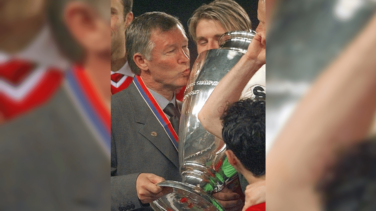 <b>Sir Alex Ferguson y su primera Champions</b>
<br>- El entrenador del Manchester United en aquella época, estaba consumando su primer título de UCL.
<br>- Solo ganó dos en su trayectoria como entrenador, ambas con los Red Devils, equipo de sus amores.
<br>- Obtuvo un amplio palmarés, pero en títulos de clubes internacionales este de 1999 debió ser de los más representativos por la forma en cómo se gestó la remontada inesperada.