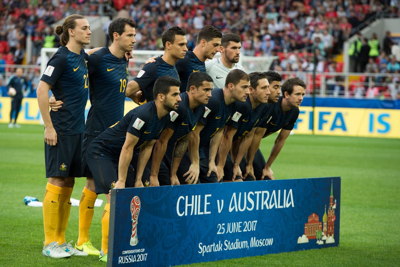 Y este el once de Australia: Ryan; McGowan, Sansbury, Behich; Irvine, Milligan, Luongo, Troisi; Kruse, Cahill; Juric.