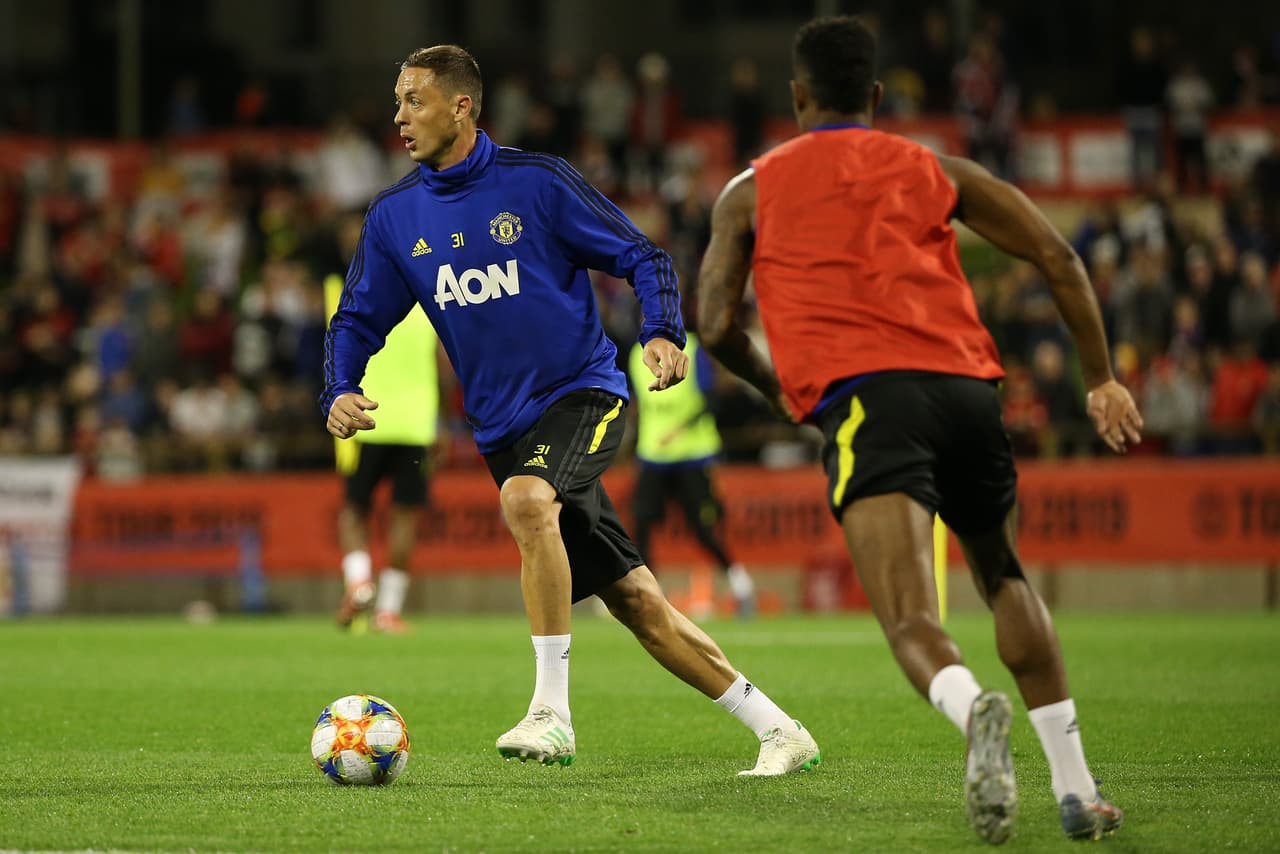 Manchester United entrenó este jueves a puertas abiertas en Perth, Australia, para tener contacto con los cientos de aficionados que llegaron hasta el WACA Ground. Paul Pogba, aún sin definir su futuro, fue uno de los más aclamados tomándose fotos y firmando autógrafos a quienes se lo pidieron. Los Diablos Rojos enfrentarán al Perth Glory y al Leeds United en esta gira por suelo australiano.