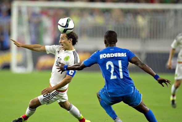 7 Brayan Beckelesfue el hombre de la jugada de la fractura de Javier Hernández, lo hizo en una fuerte, pero leal entrada. Su accionar fue parejo en todo el partido.