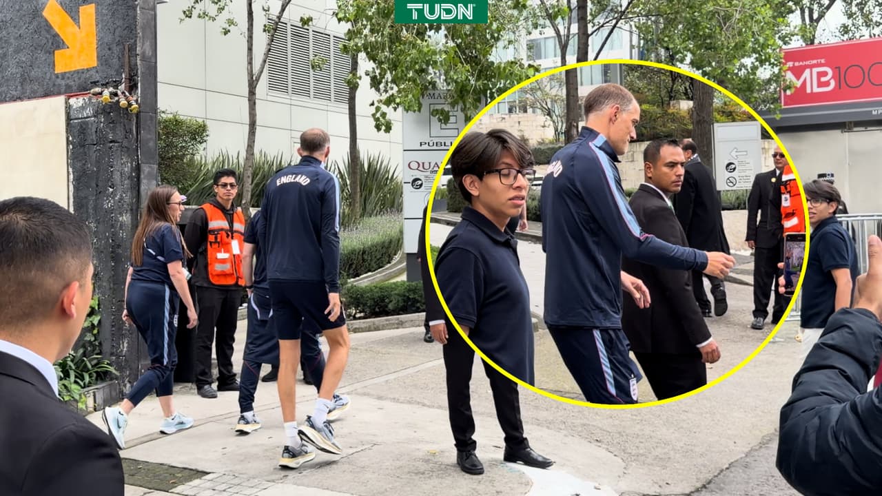 Thomas Tuchel sale del hotel de concentración y firma autógrafos para fans