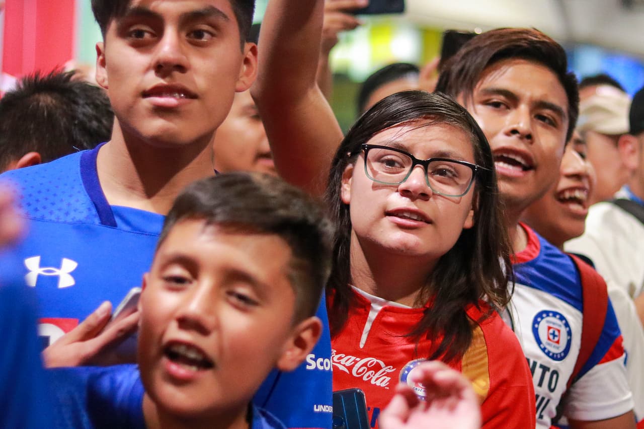 La fanaticada cementera no quería perderse la llegada de sus ídolos y ya aprestaban los teléfonos celulares para la foto o el video del recuerdo.