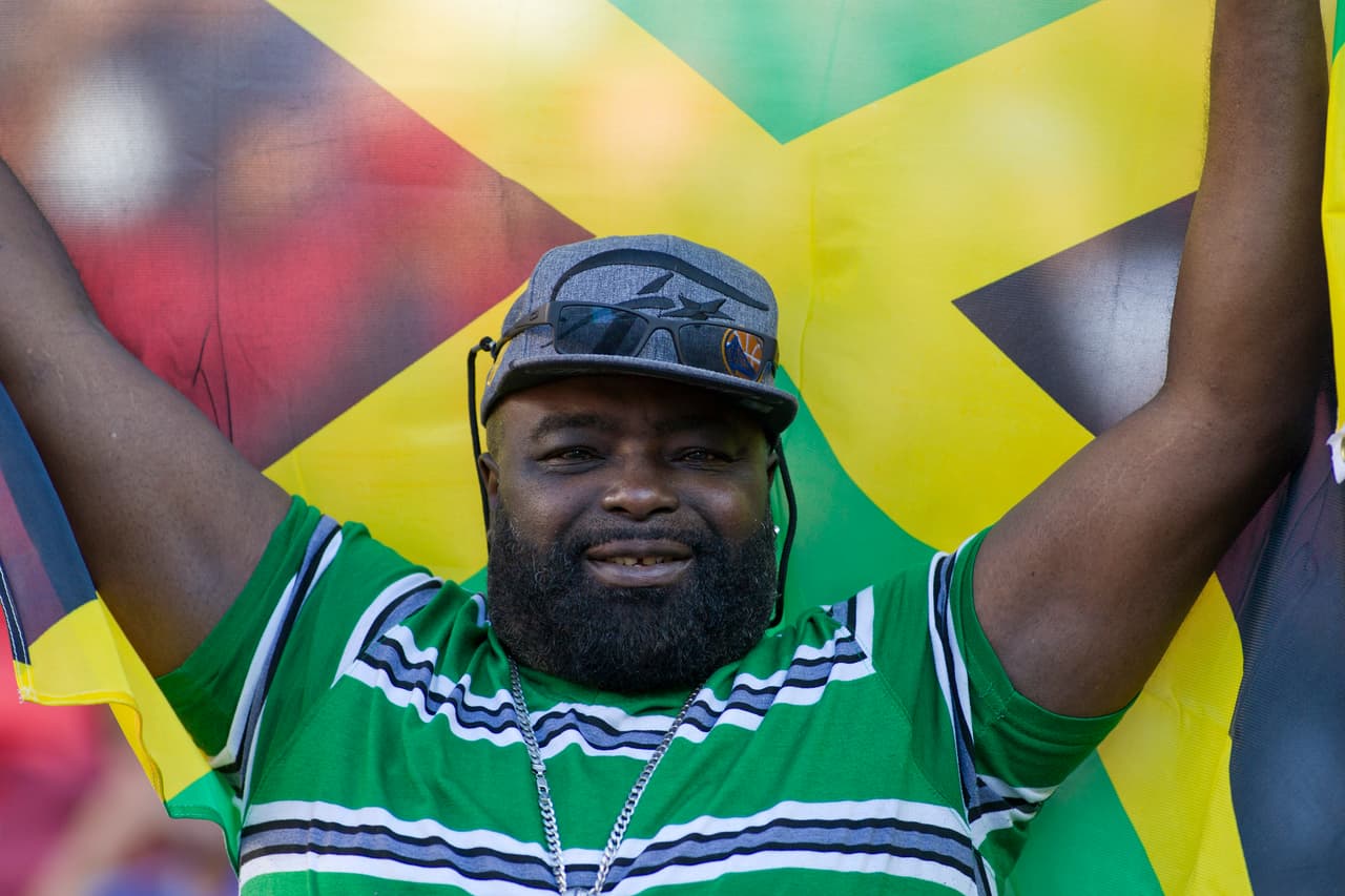 Apoyar a tu selección en una final no se da todos los días y aficionados de Jamaica y Estados Unidos acudieron al Levi's Stadium con banderas, maquillajes, disfraces y mucha emoción.