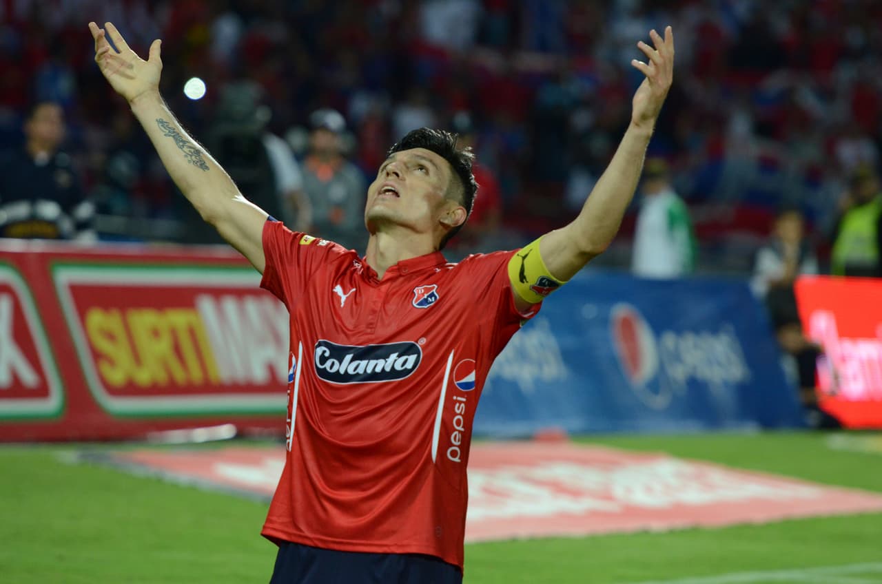 Daniel Torres (Colombia) - el mediocampista del Alavés se ha hecho famoso en las previas de los partidos por ingresar al terreno de juego descalzo, debido a una escritura de la Biblia que promete dominio sobre los campos que se pisen con la planta del pie. Es cristiano evangélico.